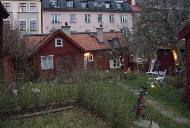 GATHUSET VID SÅGARGATAN PÅ TOMTEN NR 37, SETT FRÅN GÅRDEN. FOTO: J. MALMBERG. BYGGNADSBESKRIVNING Det större husets tre delar (Nr 6 på kartan) är lätta att urskilja.