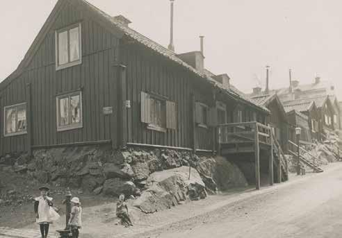 TJÄRHOVET STÖRRE 37 SETT FRÅN HÖRNET SÅGARGATAN / LOTSGA- TAN. OKÄND FOTOGRAF ÅR 1918. SSM:S ARKIV FA 46663. TJÄRHOVET STÖRRE 38 SETT FRÅN SKEPPARGRÄND SÖDERUT. OKÄND FOTOGRAF OCH ÅR.