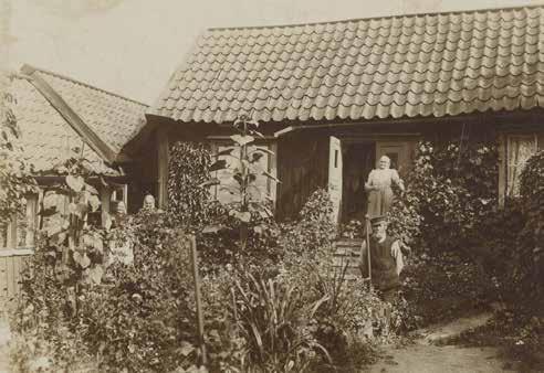 TJÄRHOVET STÖRRE 38, GÅRDS- INTERIÖR. OKÄND FOTOGRAF 1906. SSM:S ARKIV E 29604. TJÄRHOVET STÖRRE 39 SETT MOT NORR LÄNGS SÅGARGATAN. FOTO: O. HEIMER 1906. SSM:S ARKIV E 29598.