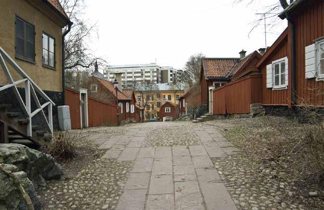 SKEPPARGRÄND NORRUT FRÅN ÅSÖGATAN. TILL VÄNSTER LIGGER STENHUSET INOM TJÄRHOVET STÖRRE 40. LÄNGRE BORT SYNS TVÅ TRÄHUS INOM NR 38. FOTO: J. MALMBERG. Åsögatan.