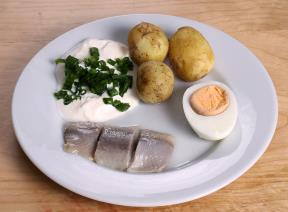 Vecka 26 Måndag 24/6 Pasta serveras med sås och grönsaker Tisdag 25/6 Stekt strömming serveras med spenat, potatis och grönsaker Onsdag 26/6 Pannbiff serveras med sås, potatis och grönsaker Torsdag