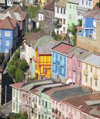 Vi rekommenderar ett besök i Valparaiso charmiga stadskärna som ligger vackert på branta kullar utmed Stilla havskusten.