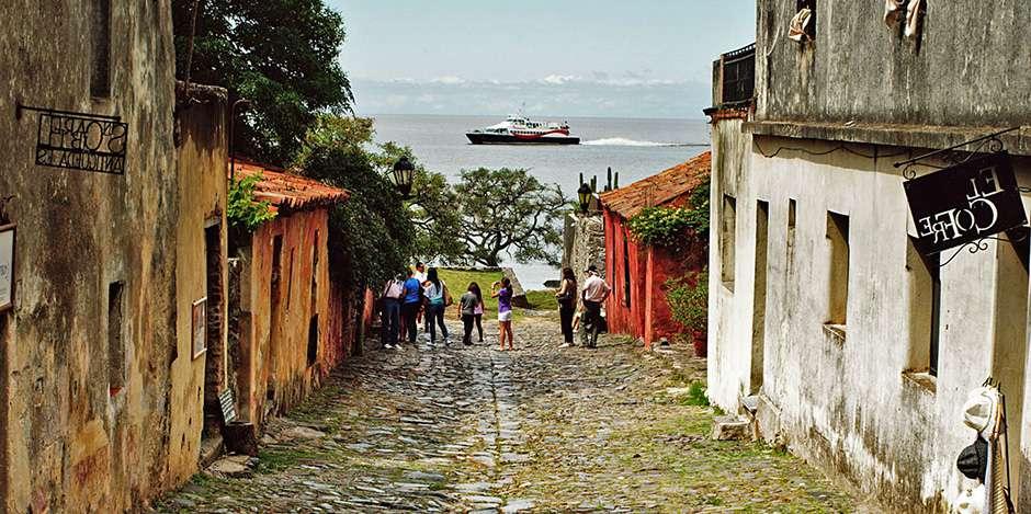 Utflykt till Colonia del Sacramento Heldagsutflykt till Uruguay och Colonia del Sacramento som är en kolonial juvel med slingrande gränder och färgstarka hus från 1600-talet.