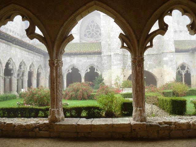 Colleigate St Pierre, Le Romieu Lectoure Dag 2 Lectoure Le Romieu Vandringen mot Le Romieu går genom ett landskap med frodig grönska.