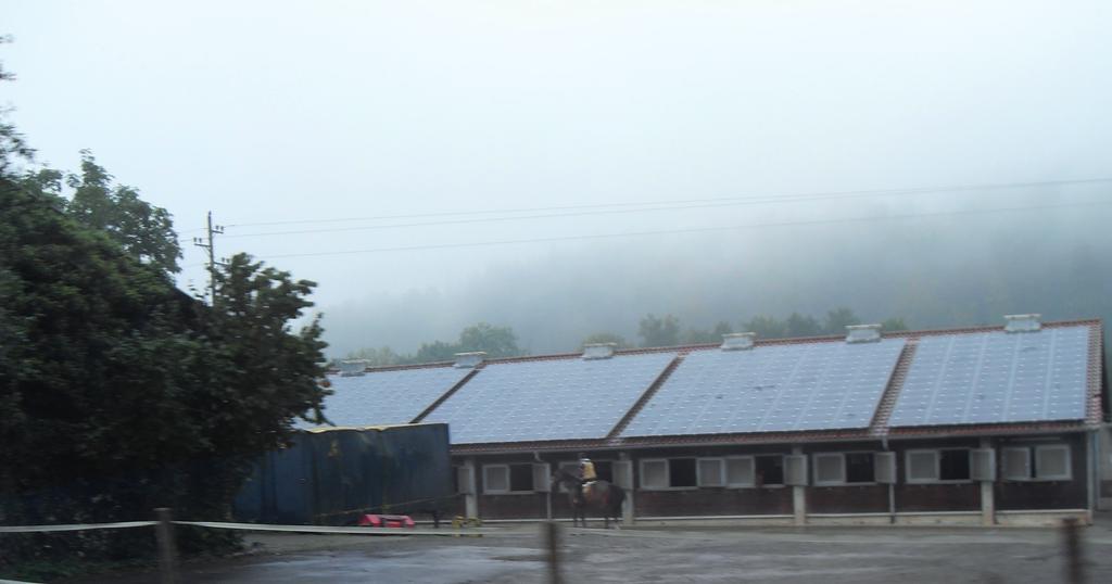 Foto: A. Mattsson Även ekonomibyggnader kan vara lämpliga för solcellsinstallationer. Miljöfördelar Det sker inga utsläpp vid elproduktionen och solen räknas som en förnybar energikälla.