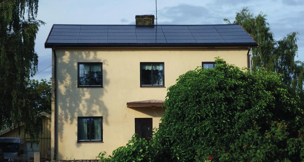 Foto: L. Ivarsson En solcellsanläggning som täcker hela taket ger ett snyggt helhetsintryck. Privatpersoner kan istället använda rot-avdraget på befintliga byggnader som är äldre än 5 år.