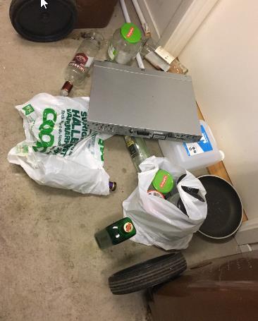 Mellan dessa bilder har fastighetskötaren redan tömt rummet en gång.