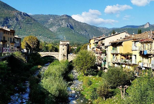 Du kommer troligen höra både italienska och franska och kanske även den lokala dialekten Brigasque.