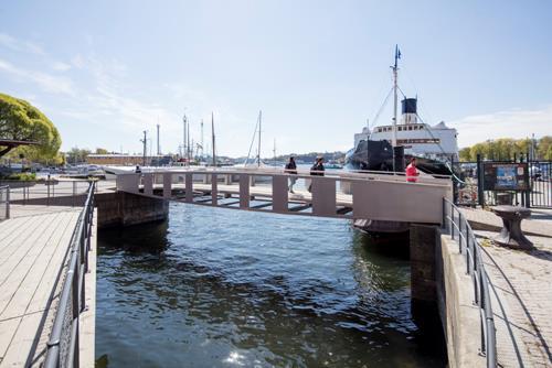 Bron väger ca 7 ton och är byggd i rostfritt Duplex stål.