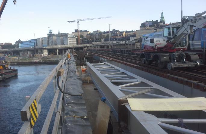 Stockholms infrastruktur Eftersom broarna går över vatten sker allt arbete från pråmar