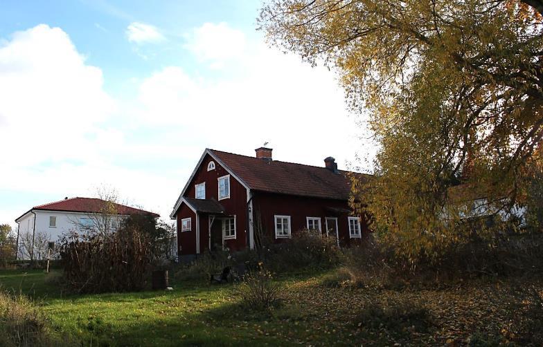 Glasbergas huvudbyggnad och parställda flyglar. (foto: Tyréns AB) Till gården hör också ett antal ekonomibyggnader, som i huvudsak är uppförda under 1900- talets första hälft.