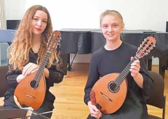 Das Trio hat sich im Saarländischen Jugendzupforchester zusammengefunden, in dem Emilie Becker schon seit zwei Jahren regelmäßig an Probephasen teilnimmt.