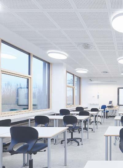 dagsljuset, och uppfyller de allmänna minimikraven för belysning i klassrummen enligt standarden EN 12464-1 DKNA.