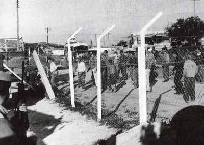 Cypern 50 år sedan Cypern 50 år sedan CYPERN. Bataljon 36, 11 mars 1967 Förvirringen är total, turkcyprioterna springer rätt in på området sedan stängslet forcerats.