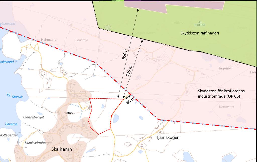 Planområdet för Norra Skalhamn är beläget söder om raffinaderiet ca 535 meter utanför raffinaderiets skyddsområde och ca 65 meter utanför skyddszonen för Brofjordens industriområde.