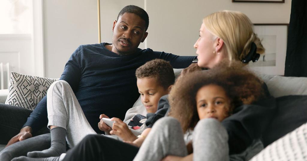 Familjen Boutard När jag var liten så tittade man på Bolibompa. När det var slut så var det slut. Men så funkar det ju inte riktigt längre. De har skärmarna till både avkoppling och intressen.