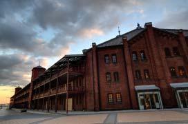 Motljus Den metod som används för att fånga detaljer i skuggade områden hos motiv i motljus beror på vilket alternativ som valts för HDR i fotograferingsmenyn (0 107).