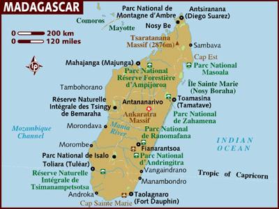 Nordväst om huvudön mellan Madagaskar och afrikanska fastlandet finns en ö-värld av många små korallöar omgivna av Indiska Oceanens turkosblå vatten.
