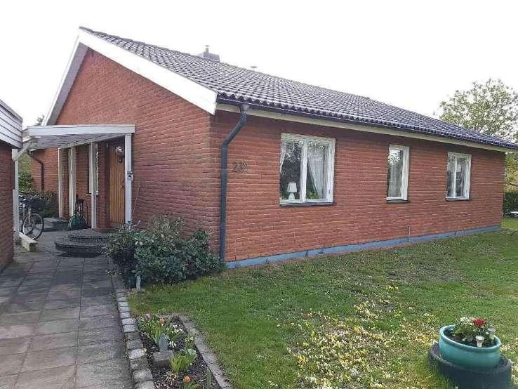Byggnadsbeskrivning Bostadsbyggnad Byggnadsår/ ombyggnadsår: 1976 / Hustyp/antal våningar: 1-plans hus Taktyp, takbeläggning: Sadeltak med råspont, papp, läkt och betongpannor Grundkonstruktion: