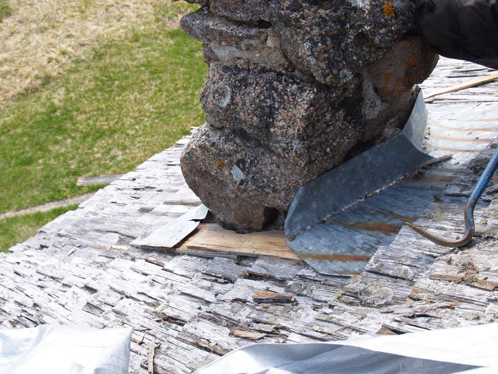 2017-05-31: Skorstenen har ett galvaniserat plåtbeslag som har formats runt basen