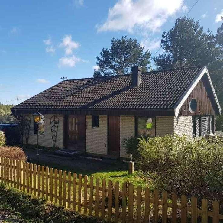 Byggnadsbeskrivning Bostadsbyggnad Byggnadsår/ ombyggnadsår: 1975 / Hustyp/antal våningar: 1-plans hus Taktyp, takbeläggning: Sadeltak med
