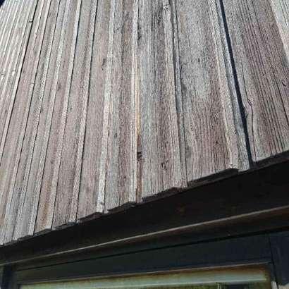 Fönster Dörrar Hängrännor/Stuprör Hängrännor och stuprör i plast och läckagespår kan noteras.