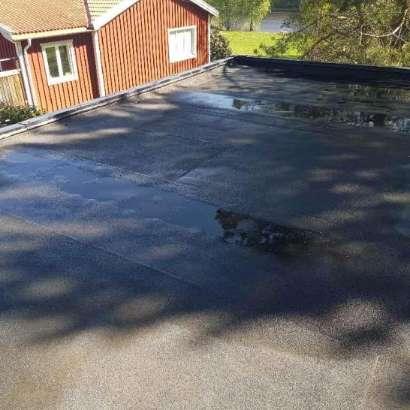 Garage Fasad och trädetaljer har underhållsbehov. Delar av fasad har spånskiva som beklädnad, denna kan med fördel bytas ut mot mer lämpligt material.
