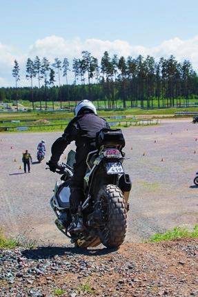 Här finns backar i olika storlekar, stigar, spår, grusfållor, sandfållor, vattenpassager. Vi har också tillgång till både knattecrossbana, fullstor crossbana, endurobana och rallycrossbana.