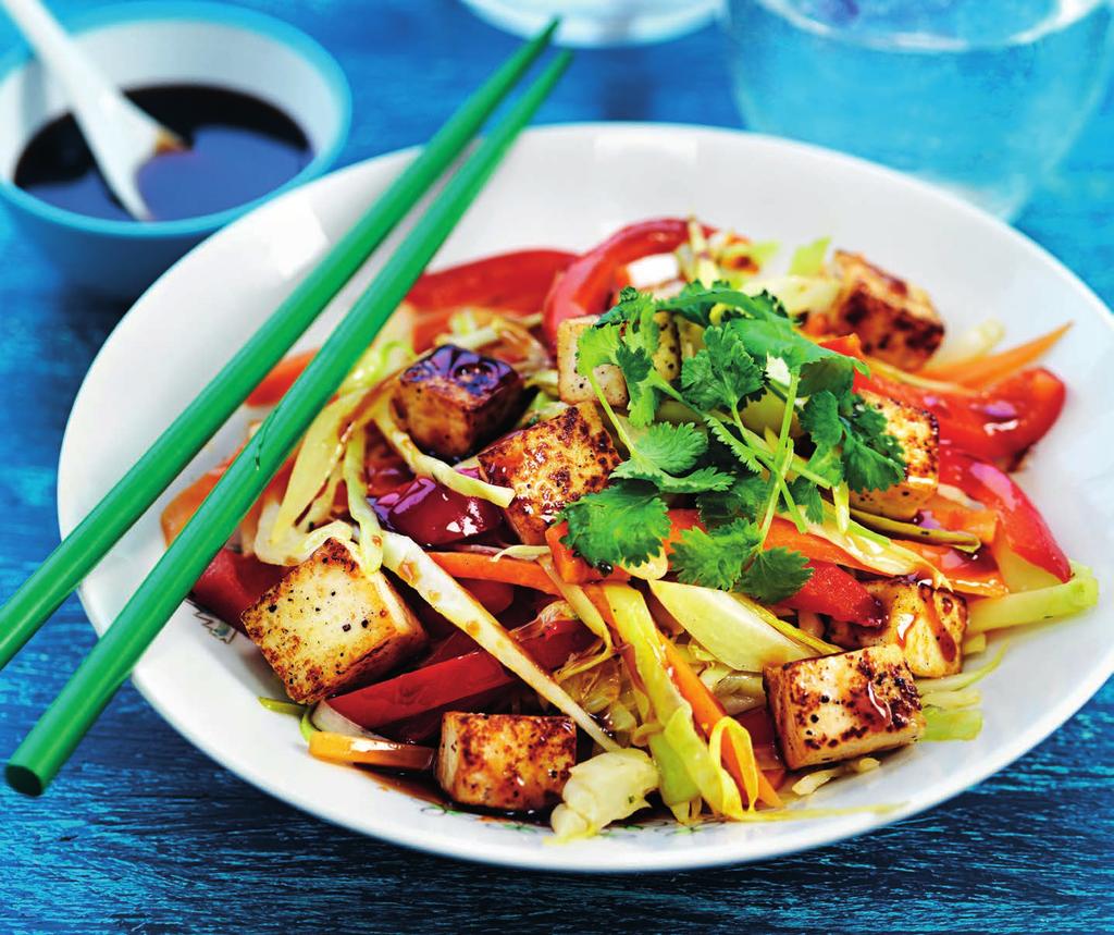 RECEPT 2 40 MIN 354 kcal/port. Energi från: Fett 27% Kolhydrater 59% Protein14% Vegetarisk wok med tofu Färgsprakande wok med krispiga grönsaker smaksatt med hoisinsås.