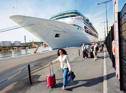 TEMA FÖRDJUPNING I Nynäshamns hamn elansluter ett av Polferries fartyg som går till Polen. Åtgärden minskar buller och utsläpp genom att hjälpmotorerna kan stängas av.