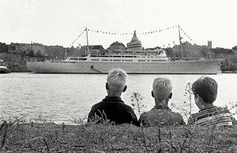 HAMNARNAS HISTORIA Tre pojkar beskådar kryssningsfartyget Oslofjord som ligger för ankar på Stockholms ström.