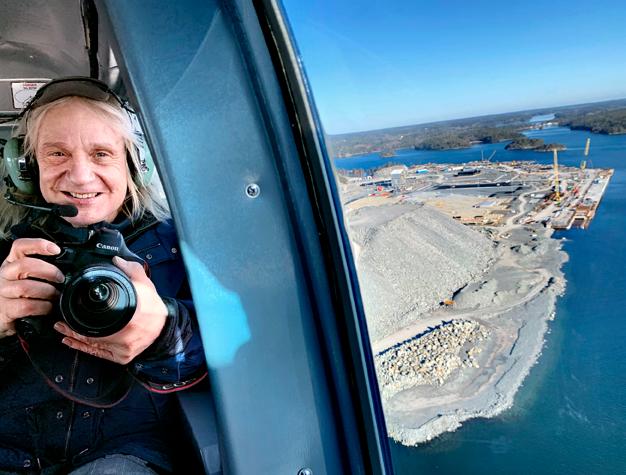 Per-Erik Adamsson dokumenterar Stockholm Norvik Hamn från ovan. FOTO: STOCKHOLMS HAMNAR från helikoptern. Just helikopterfotograferingar kräver mycket förarbete.