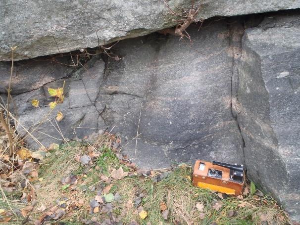 4 (8) Figur 3.1. Förekommande bergarter: ådrad gnejs med ställvis svag foliation.