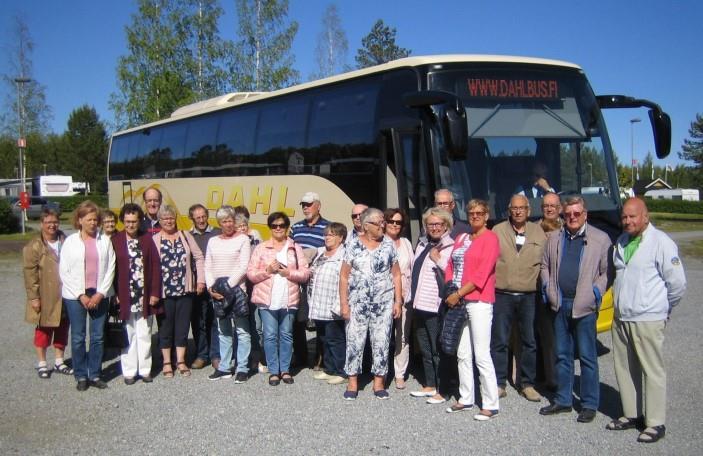 Jakobstad- och Pedersörenejden under lupp En del av deltagarna i Hemliga resan framför bussen vid Sexsjö Caravans anläggningar där eftermiddagskaffet med jordgubbstårta avnjöts.