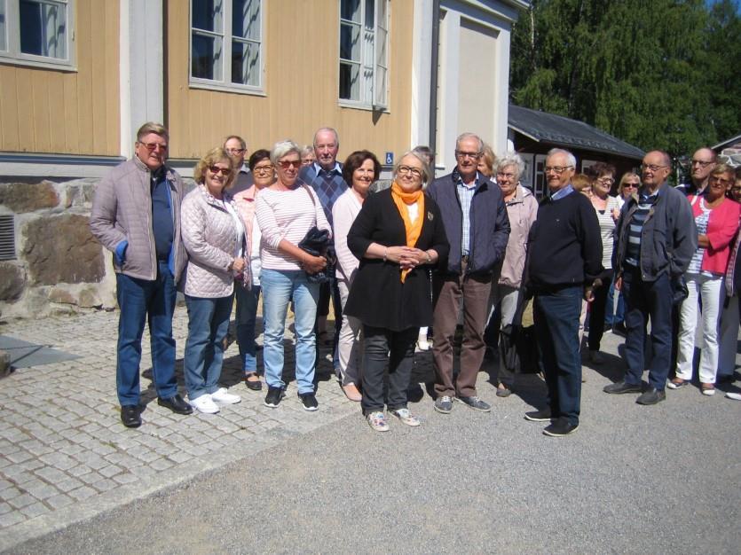 Lunchen avnjöts i Rosenlunds prästgård. Här poserar vår guide Ulla Grönwall- Streng, med gul halsduk, tillsammans med nöjda pensionärer från Vi Norrifrån.