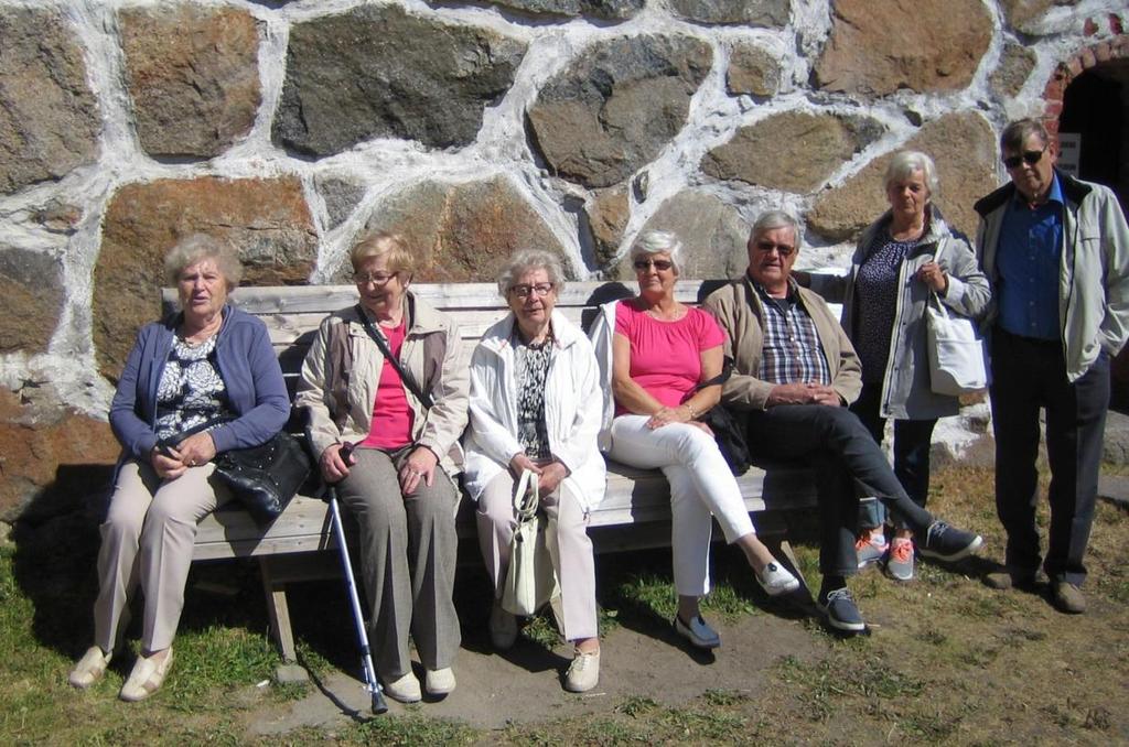 Marianne Hagström, Ritva Heikkilä, Anna-Lisa Drycksbäck, Barbro och Göran Hägg samt Gunnel och Steve Manderbacka kopplar av i skolskenet. Jakobstad kan visa upp många historiska byggnader.