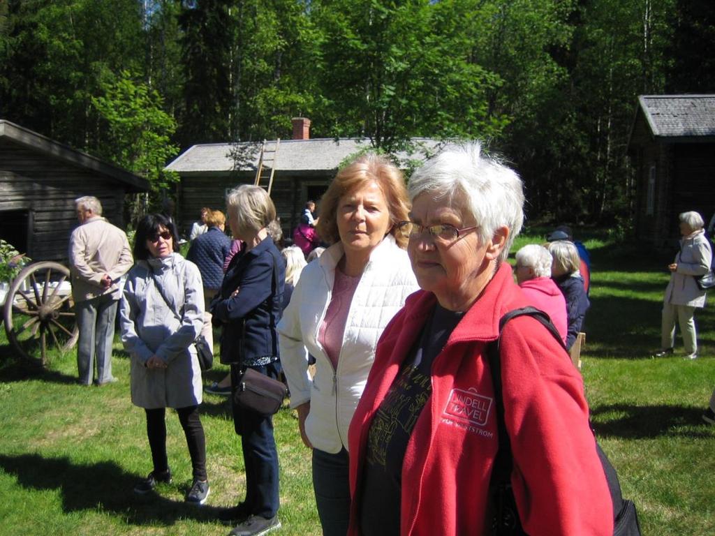 Forsby paviljong där regionens sommarfest arrangeras den 1 augusti väntade vår guide Majvor Westström som skulle vägleda oss genom Purmo. Majvor Westström närmast kameran, guidade oss genom Purmo.