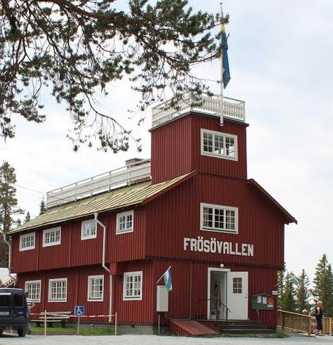 Upprustningar, nybyggnationer mm Efter köpet satte man igång med renoveringsarbetet och kunde redan under samma vår ha invigningsfesten. En tävling om bästa förslag till namn på sommarhemmet utlystes.