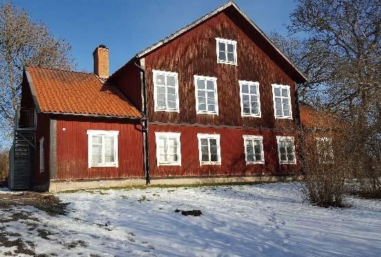 Bilderna visar Skolhuset från 1847 med det invändiga skolmuseet på vindsvåningen.