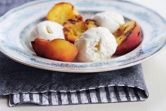 Grillade portioner) persikor (4 Det här är en mycket enkel dessert som tillreds på grillen. 4 persikor vaniljglass Dela persikorna och ta ur kärnhusen.