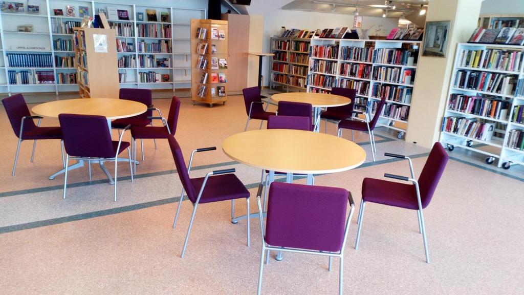 I mitten av biblioteket finns ett öppet utrymme med bord och stolar.