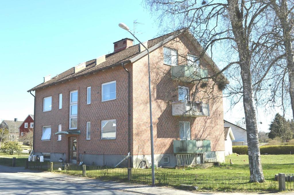 Norrelundsvägen 5, Rydaholm Hyreshus centralt beläget i Rydaholm med nära till skola och ICA. Pendlingsavstånd till såväl Värnamo och Växjö. Totalt ca 338 m2 boyta fördelade på 6 lägenheter.