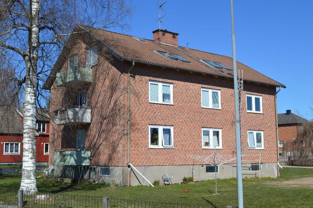 Vägbeskrivning Fastigheten är belägen i Rydaholm ca 30 km sydost Värnamo med pendlingsavstånd till såväl Värnamo (30 min), Alvesta (20 min), Växjö (30 min) och Ljungby (30 min).