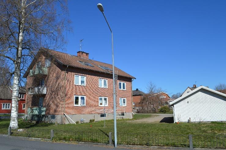 Fastigheter Byggnader Hyreshus i 2 1/2 plan med källare. Nybyggnadsår 1957 och rotrenoverat 1988. Totalt 6 lägenheter med ca 338 kvm bostadsyta enligt fastighetstaxering 2016.