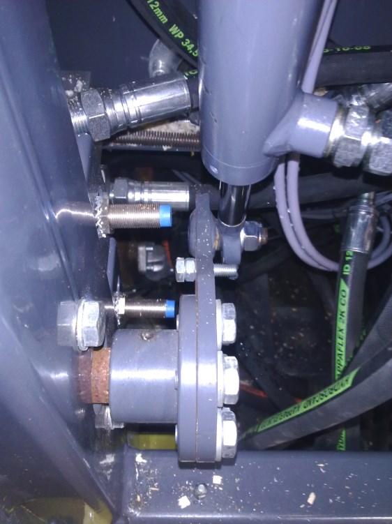 Bild 32. Svärdets induktiva givare 6. Induktiva givare som registrerar klyvcylinderns främre och bakre position.