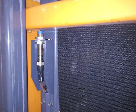 Bild 34. Stocklyftens induktiva givare OBS! Ha alltid maskinen på manuell körning när du sänker eller höjer matarbordet hydrauliskt.