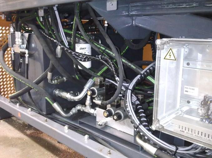 Kontrollera oljemängden med kontrollpluggen (Bild 61, nr 3). 2 3 1 Bil 61. Uppväxlingslådan 16.11. Byte av hydrauloljefilter Byt alltid filtret vid hydrauloljebyte.
