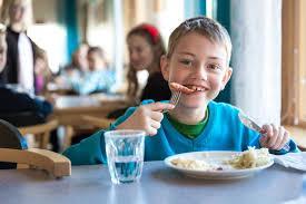 Pedagogisk måltid Vuxna i matsalen bidrar med bra förebilder och god stämning i