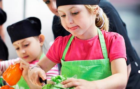 Kostpolicy Grönsaksbordet vid våra skolrestauranger ska vara varierat, säsongsanpassat och alltid bestå av minst fem olika komponenter.