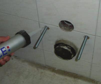 Justera pinnbultarnas längd (A) utefter WC porslinets anvisning.